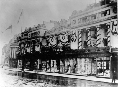 Dickins and Jones shop front in London, 1902.